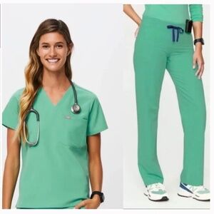 Figs Surgical Green Scrub Set - Top (sz S), Pant (sz M Tall)